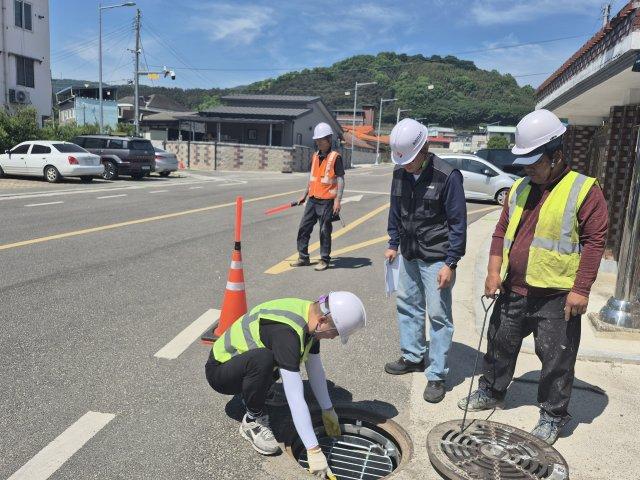 -상습침수 우려지역 내 맨홀 추락방지시설 설치 (사진 = 구례군청)