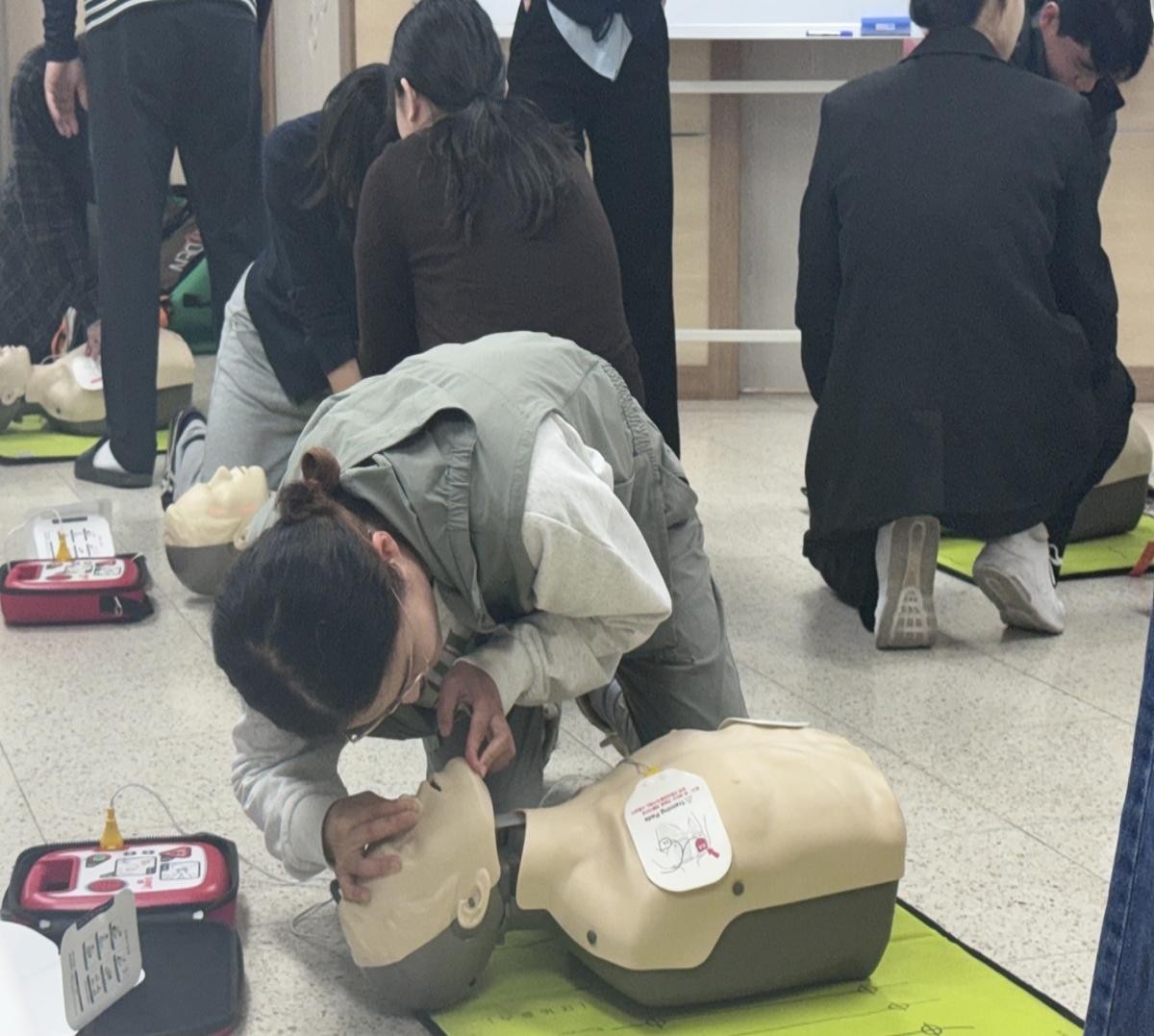 -청송교육지원청은 지난 6일 청송도서관 시청각실에서 관내 유·초·중·고등학교 교사 27명을 대상으로 현장체험학습 안전요원 연수를 운영했다. (사진 = 청송교육지원청)