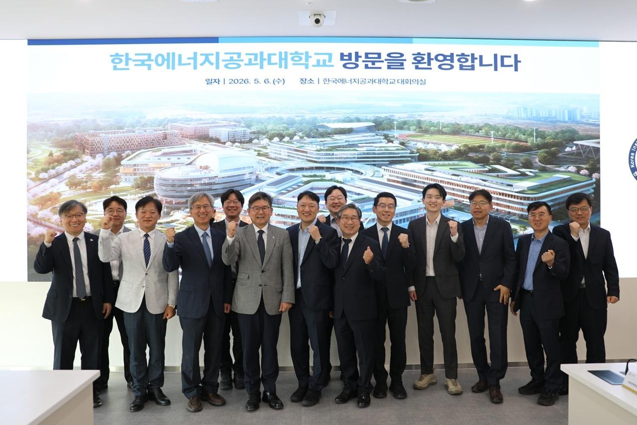 -기획예산처 경제예산심의관과 정희철 산업중소벤처예산과장 등 정부 예산당국 관계자들이 지난 6일 한국에너지공과대(KENTECH)를 방문해 에너지 전환 정책 추진 현황을 점검했다. (사