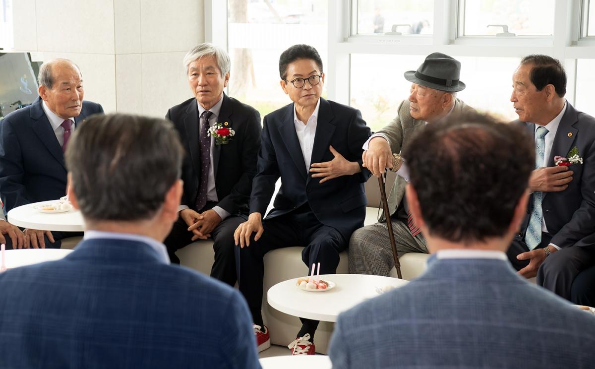 -국민의힘 이철우 경상북도지사 후보는 7일 경상북도 인재개발원에서 개최된 ‘제54회 어버이날 기념식’을 찾았다. (사진 = 이철우 국민의힘 경북도지사 후보 캠프)