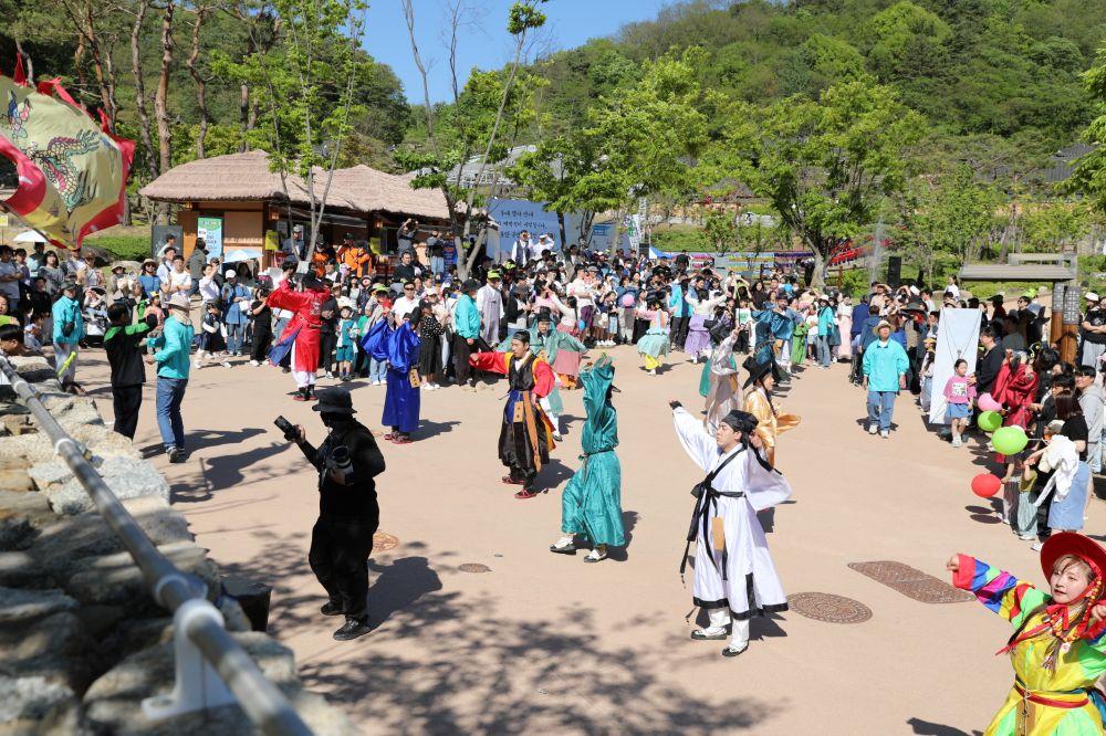 -한국선비문화수련원에서 문‧무과로 나뉘어 치러진 시험에는 수많은 어린이가 참여해 역사 골든벨과 활쏘기 등을 즐기며 조선의 선비 정신을 몸소 체험했으며 합격 후 어사화를 쓰고 행진하는