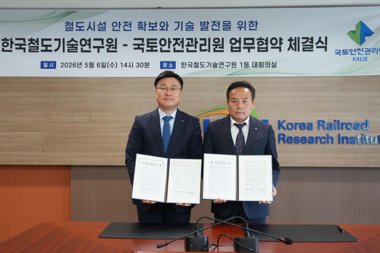 -국철도기술연구원 사공명 원장(왼쪽)과 국토안전관리원 박창근 원장이 4월 6일 철도시설 안전확보와 기술발전을 위한 업무협약을 맺고 기념촬영을 하고 있다. (사진 = 국토안전관리원.)