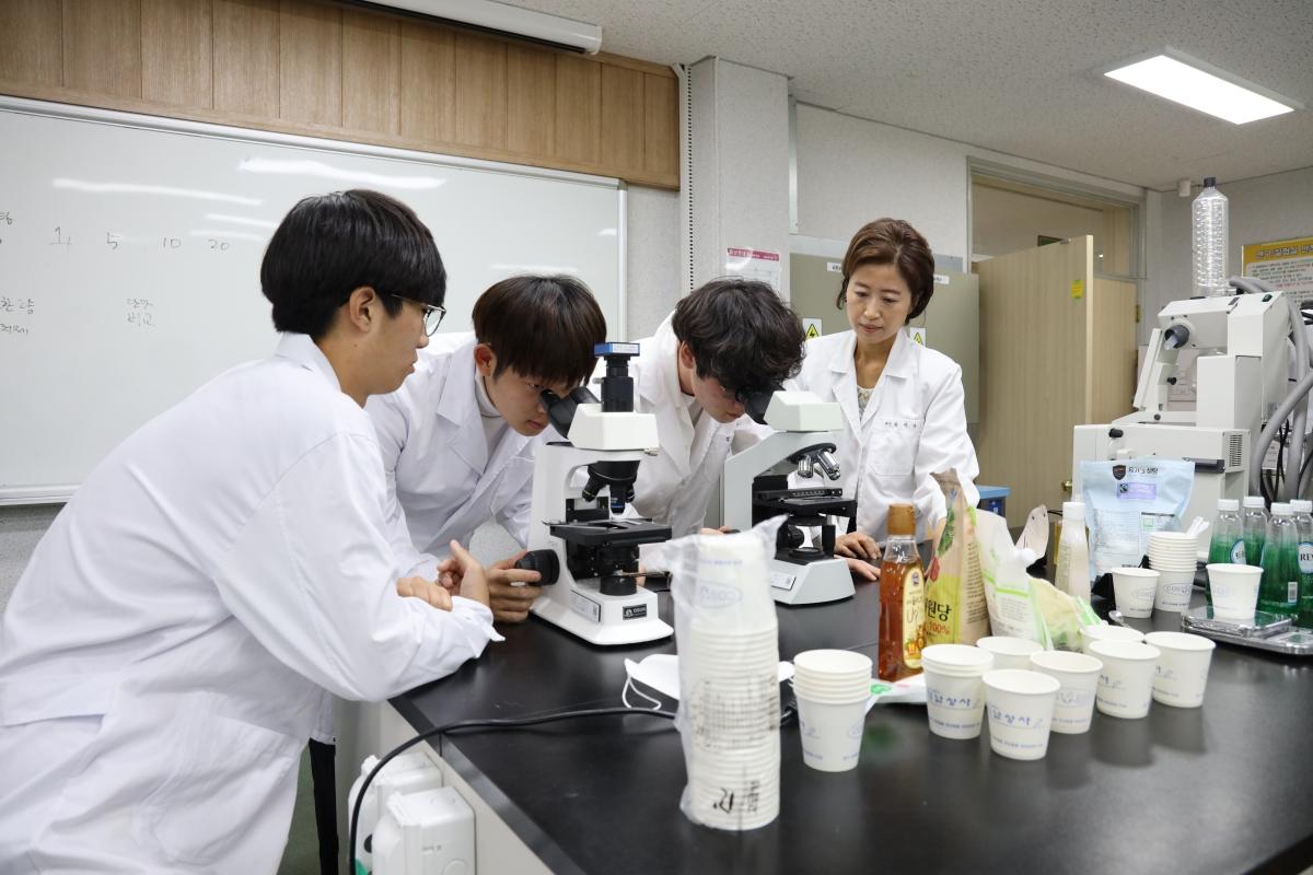 -경상북도의 대표적인 인재 양성 대학 지원 사업인 앵커 사업(구 라이즈)이 가시적인 성과를 내고 있다. 경일대가 운영하는 조기 취업형 계약학과 수업 모습 (사진 = 경상북도)