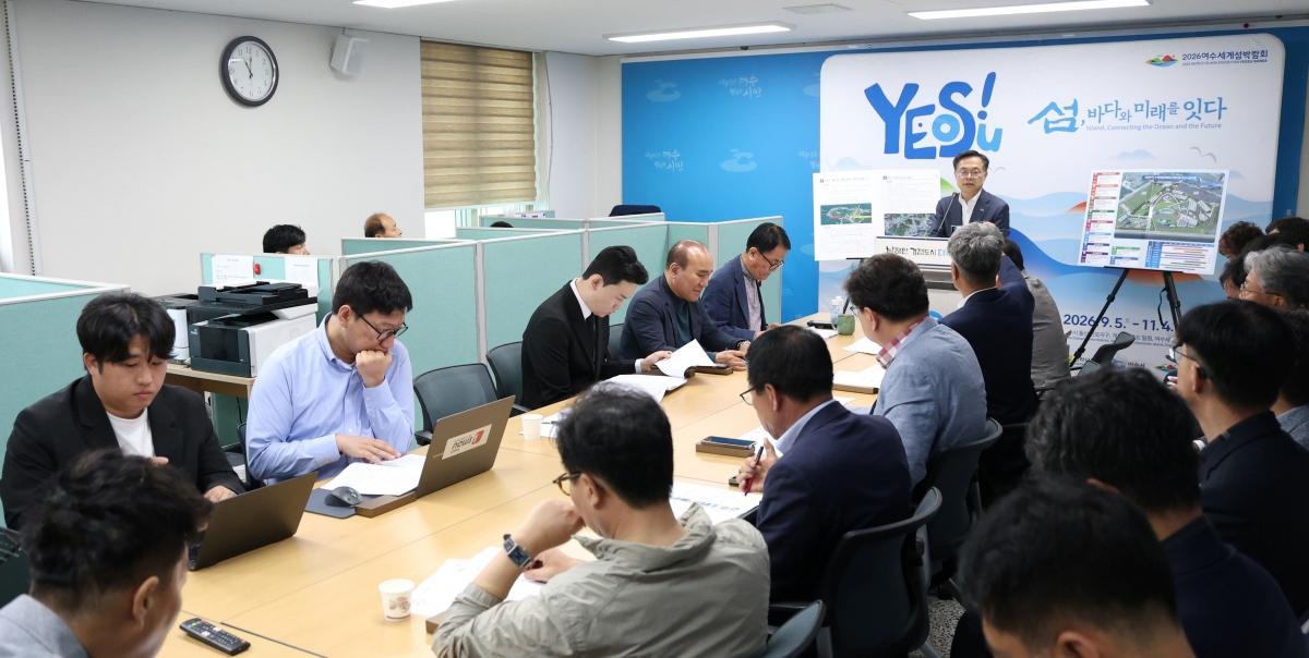 -여수세계섬박람회 조직위원회 김종기 사무총장이 여수시청 브리핌룸에서 섬박람회 준비사항을 설명하고 있다. (사진 = 조직위원회)