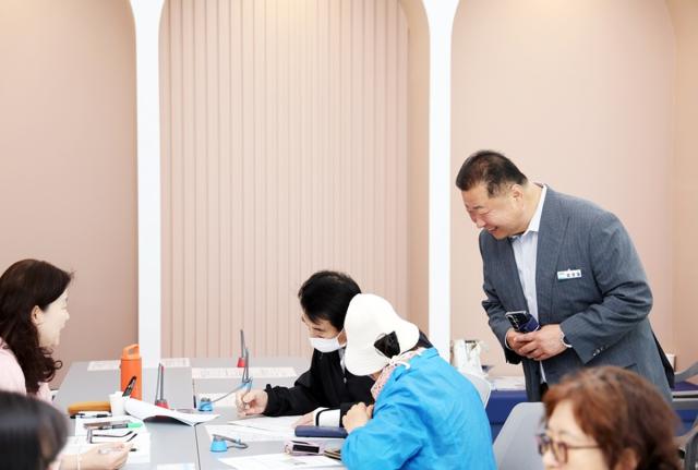 [NSP NEWS Image]김경일 파주시장, 고유가 피해지원금 1차 지급 현장 방문