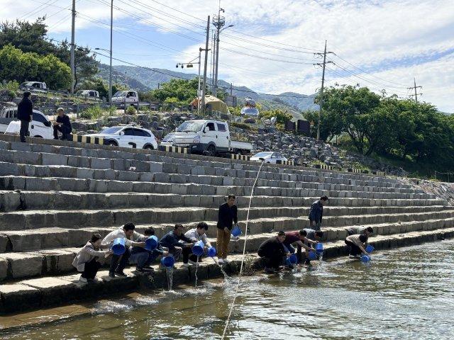 [NSP NEWS Image]광양시, 섬진강에 어린 뱀장어 5000마리 풀었다…수산자원 회복 시동