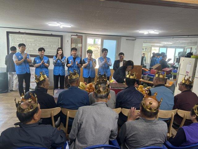 [NSP NEWS Image]여수광양항만공사, 돌산 어르신 위해 특별한 어버이날 선물…웃음꽃 핀 생신잔치