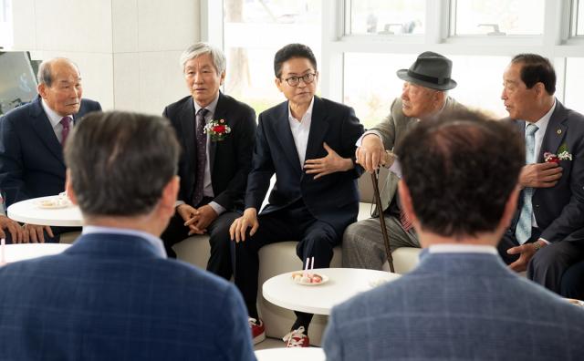 [NSP NEWS Image]이철우 국민의힘 경북도지사 후보, 제54회 어버이날 행사장 방문...10대 공약 발표