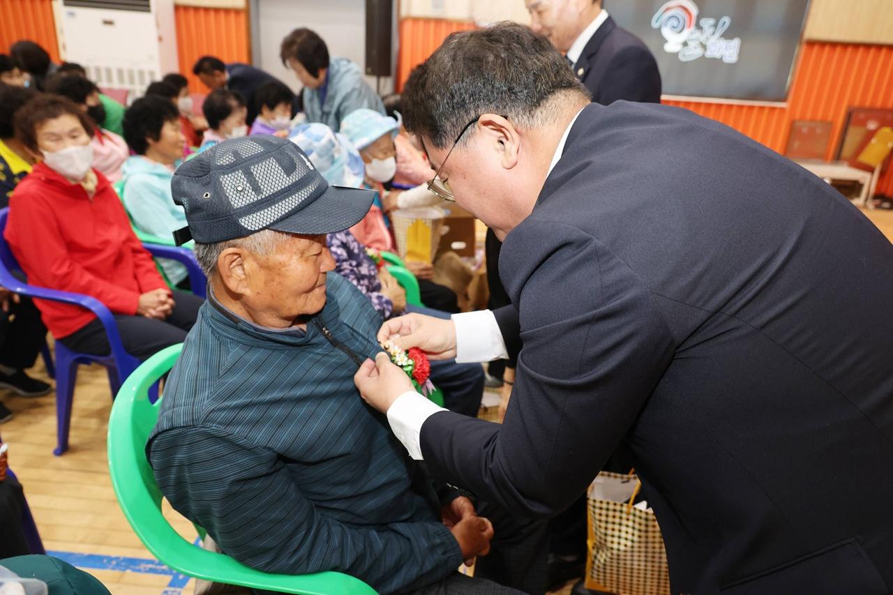 -장흥군여성단체협의회가 지난 7일 어버이날을 맞아 회진면 다목적홀에서 어버이날 효 행사를 진행하고 있다. (사진 = 장흥군)