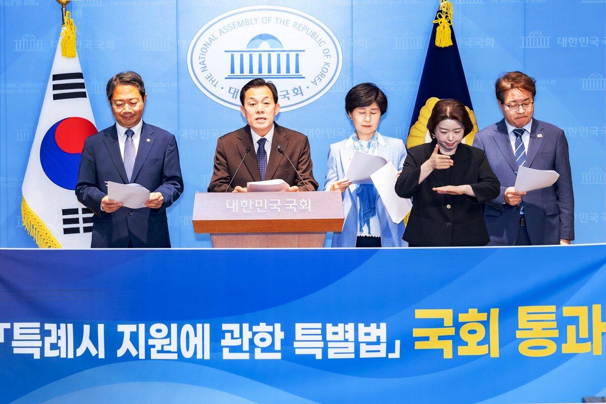 -8일 이재준 수원시장이 김승원 의원(왼쪽 첫번째), 염태영 의원(오른쪽), 백혜련 의원(왼쪽 세 번째)과 기자회견을 하고 있다. (사진 = 수원시)