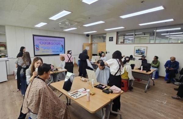-대구공업대학교 헤어디자인과 학생들이 지난 6일 어버이날을 맞아 달서구노인종합복지관에서 지역 어르신들을 위한 ‘남자는 머리빨’ 헤어커트 봉사활동을 진행했다. (사진 = 대구공업대학교