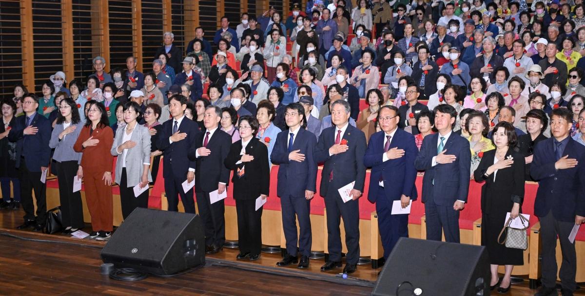 -대구광역시는 5월 8일 어버이날을 맞아 iM뱅크 제2본점 대강당에서 어르신 400여 명이 참석한 가운데 ‘제54회 어버이날 기념행사’를 개최했다. (사진 = 대구광역시)