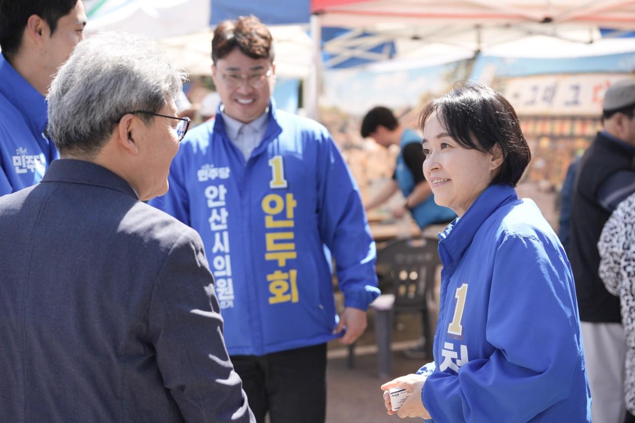 -시민들과 소통하고 있는 천영미 후보. (사진 = 천영미 후보 캠프)