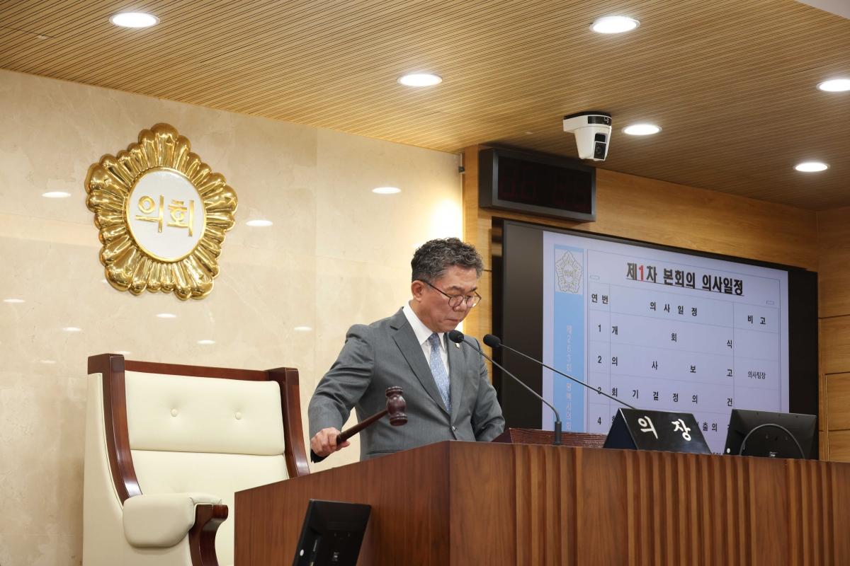 -제263회 임시회 제1차 본회의에서 의사봉 타봉하는 이윤하 의장. (사진 = 평택시의회)