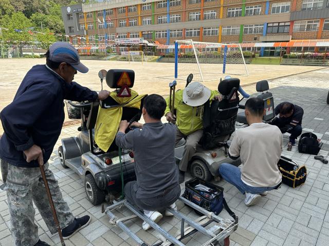 [NSP NEWS Image]한국교통안전공단, 안전등 단 노인 실버카 밤길 안전질주