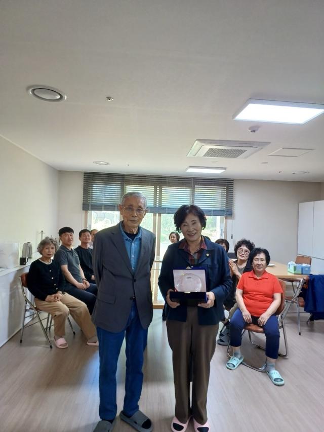 [NSP NEWS Image]이순덕 완주군의원, 삼봉 우미린 경로당 개선 공로로 감사패 받아