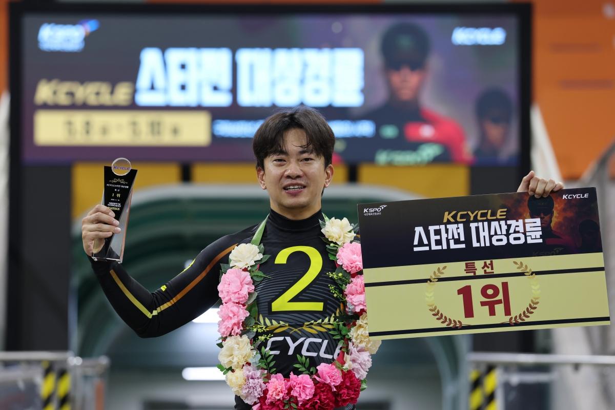 -10일 광명스피돔 ‘2026 KCYCLE 스타전’에서 우승을 차지한 정종진이 환한 미소를 짓고 있다 (사진 = 국민체육진흥공단)