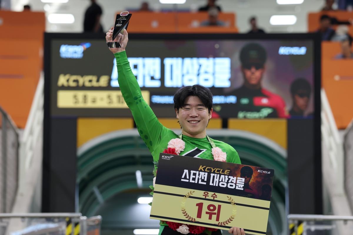 -우수급 우승을 차지한 윤명호가 트로피를 들어보이며 우승을 자축하고 있다. (사진 = 국민체육진흥공단)