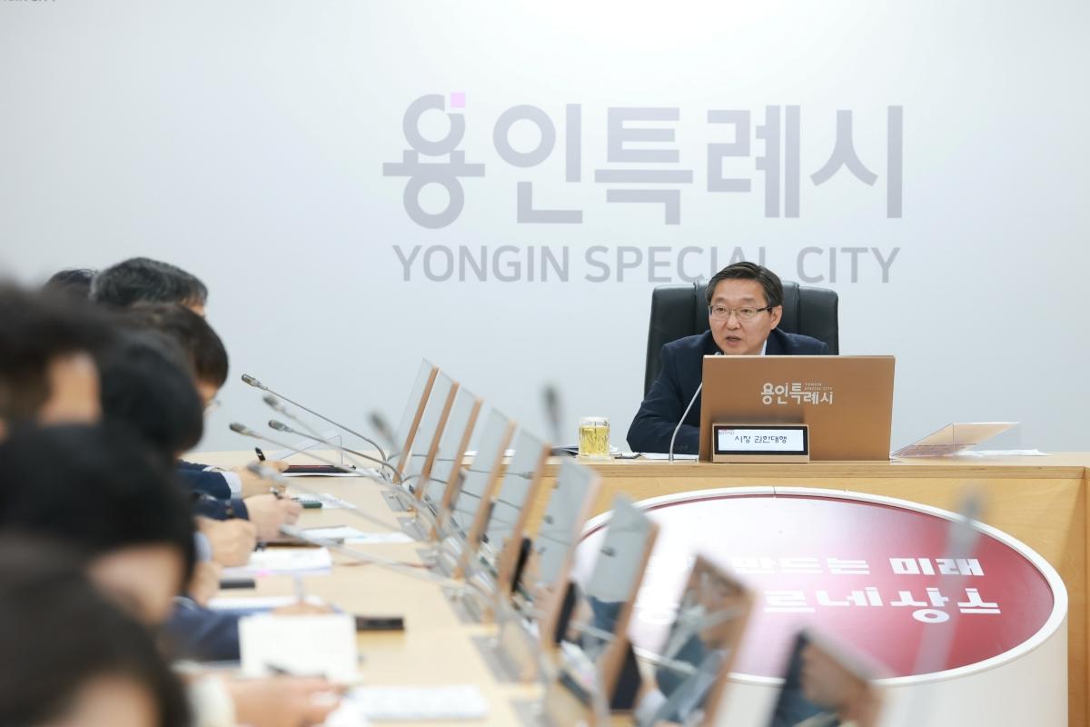 -류광열 제1부시장이 11일 영상회의실에서 간부회의를 주재하고 있다. (사진 = 용인특례시)