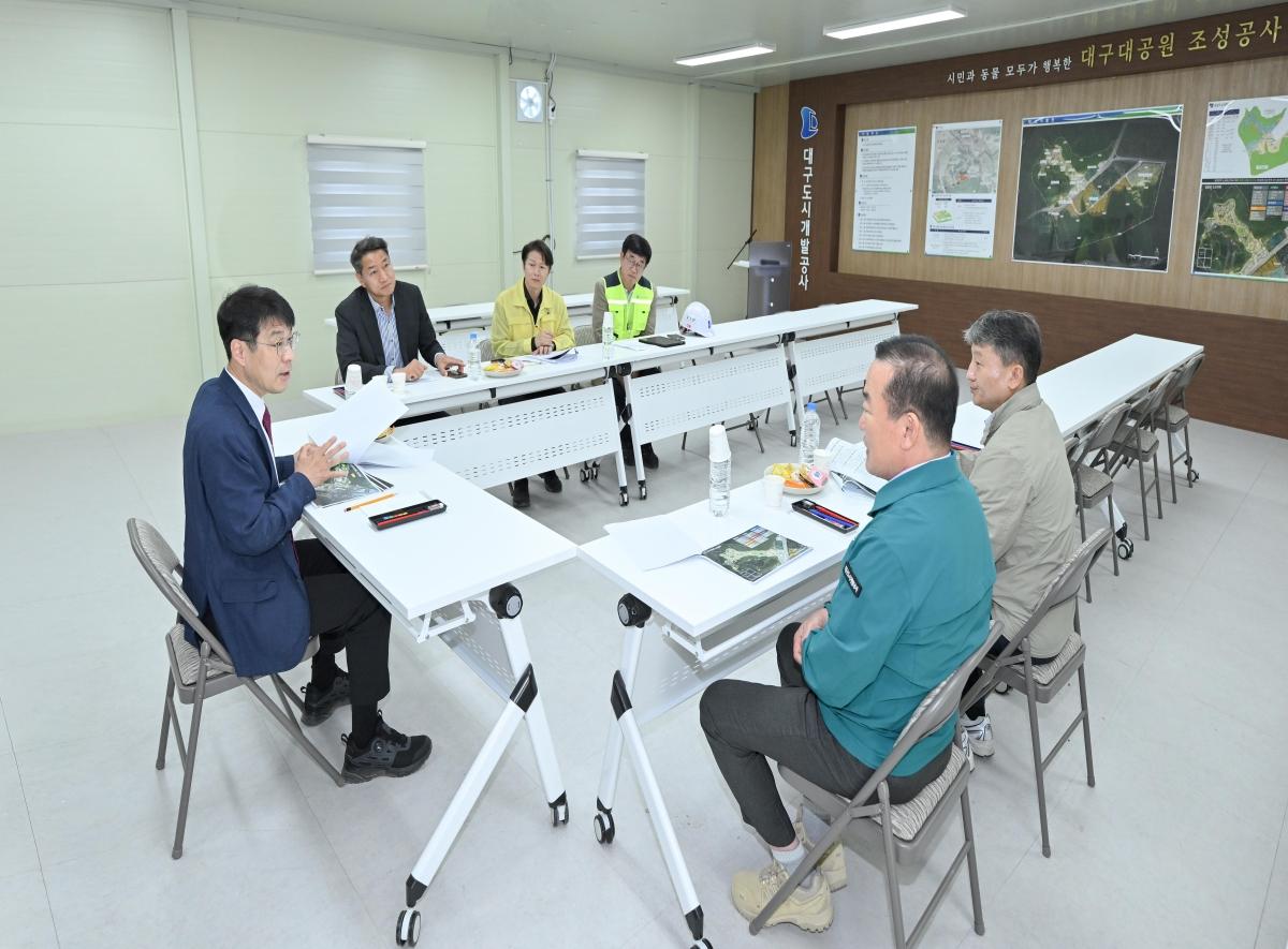 -김정기 대구광역시장 권한대행은 11일 수성구 삼덕동 일원의 ‘대구대공원’ 조성 공사현장을 방문해 사업 추진 현황을 점검했다. (사진 = 대구광역시)