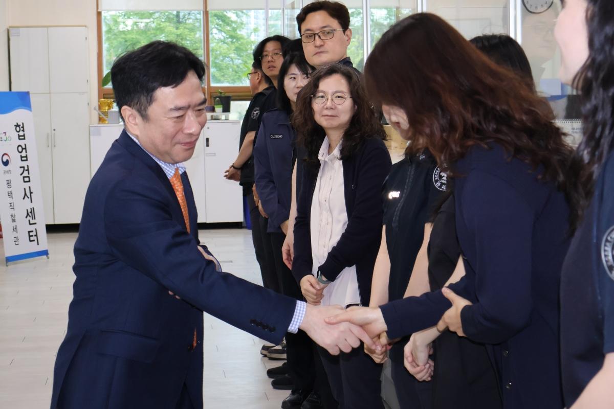 -김태영 평택직할세관장이 11일 오전 직원들과 인사를 나누고 있다. (사진 = 평택세관)