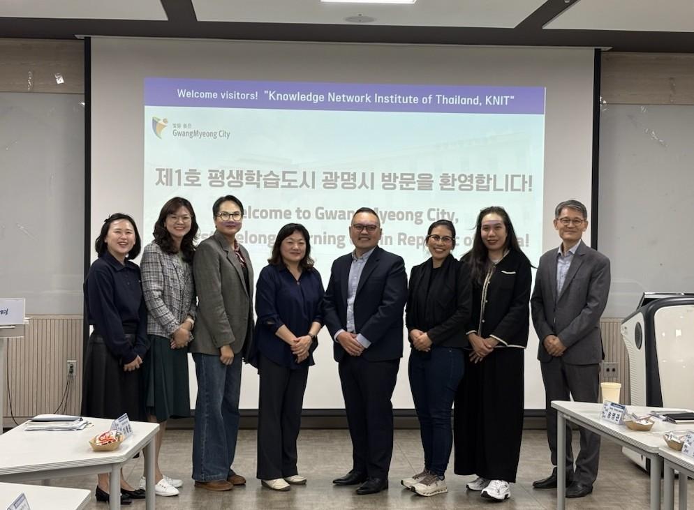 -11일 태국 지식네트워크연구소 관계자들이 광명시 평생학습 정책과 우수사례를 벤치마킹하기 위해 광명시 평생학습원을 방문해 기념촬영을 하고 있다. (사진 = 광명시)