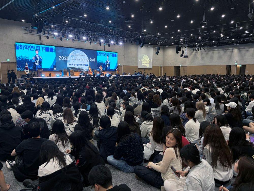 -대한약학대학생협회가 주관한 이번 행사는 ‘조선의 밤 그리고 월하약연’이라는 주제로 전국 37개 약학대학 학생 2200여 명이 참여해 달빛 아래 안동의 밤 정취를 만끽하며 화합의 시