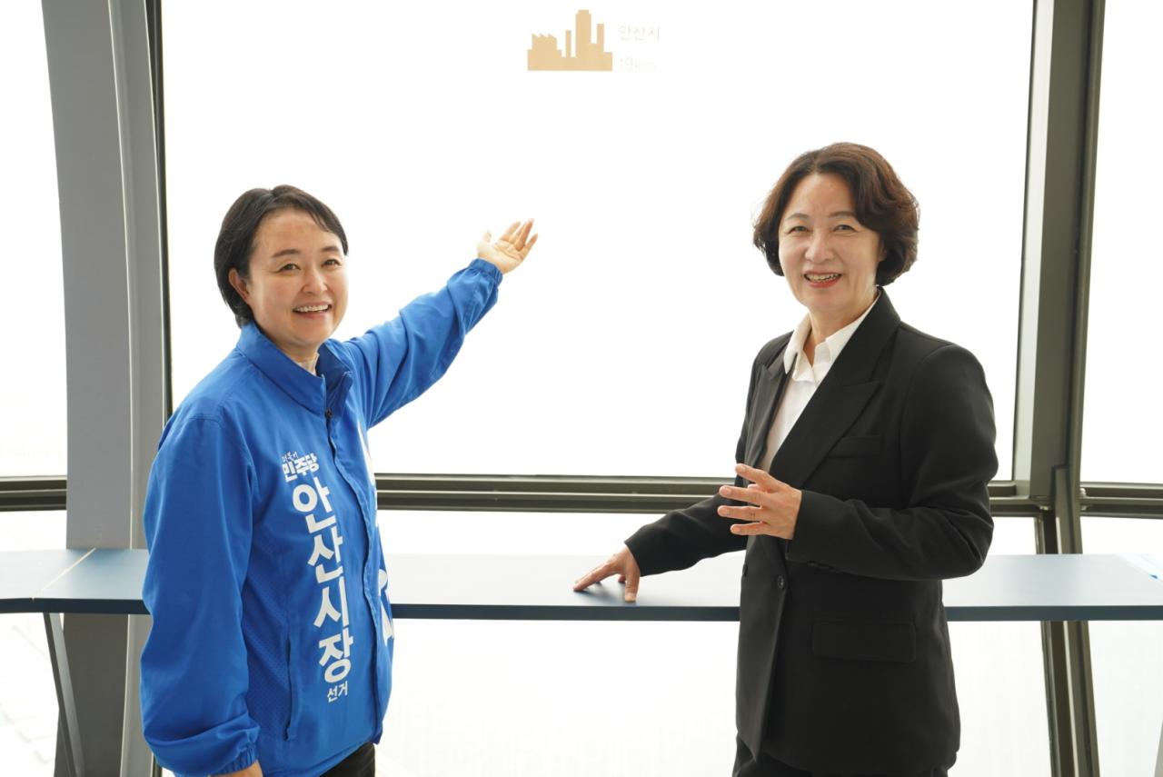 -천영미 안산시장 후보(왼쪽)와 추미애 경기도지사 후보가 시화호 현장 시찰 가운데 기념촬영을 하고 있다. (사진 = 천영미 후보 캠프)