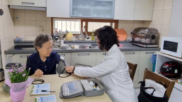 [NSP NEWS Image][시니어]안산시 상록수보건소, ‘행복 나눔 방문간호’…건강 돌봄 전개