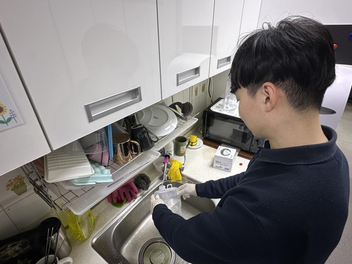 -‘우리집 수돗물 안심확인제’ 가정 방문 무료 검사 모습. (사진 = 군포시)