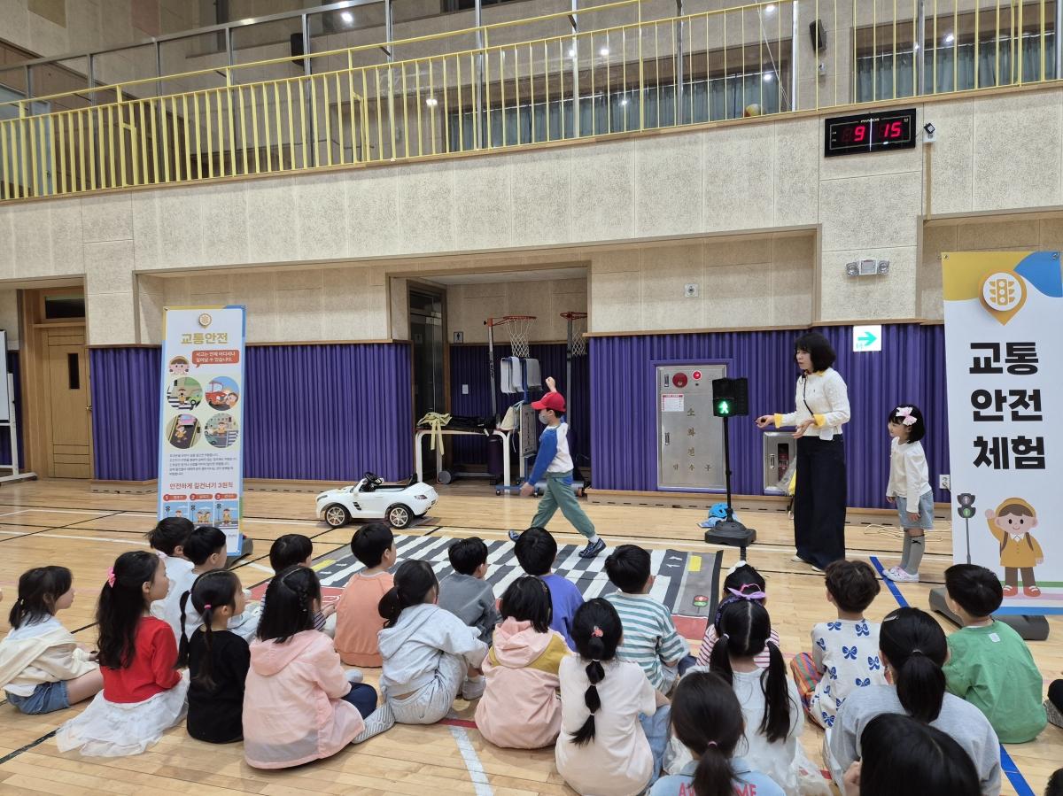 -6일 위례푸른초등학교에서 열린 ‘성남시 어린이 안전체험캠프’에서 학생들이 교통안전 체험교육에 참여하고 있다. (사진 = 성남시)