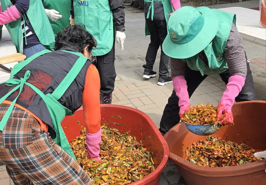 -안성시 공도읍 새마을부녀회원들이 먹거리 취약계층에게 제철 농산물로 만든 건강한 반찬을 제공하기 위해 이른 아침부터 정성을 다해 봉사에 참여하고 있다. (사진 = 안성시)