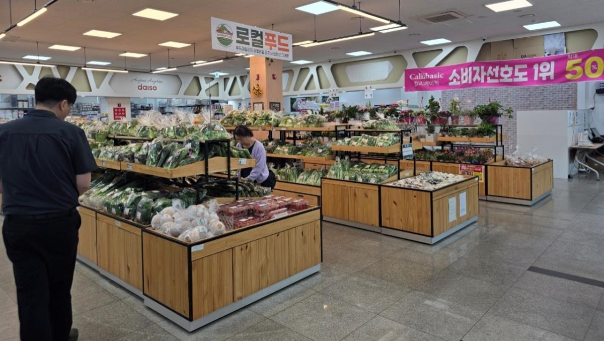 -용인특례시가 지역 내 로컬푸드 직매장 운영과 농산물 신선도·유통기한 등을 점검했다. (사진 = 용인특례시)