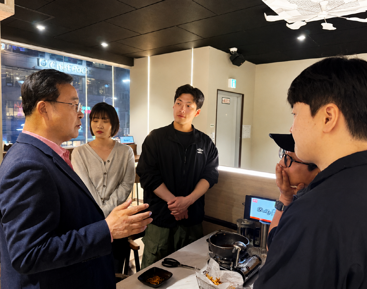 -김성제 국민의힘 의왕시장 후보의 시장시절 청년을 만나 대화하는 모습. (사진 = 김성제 후보 캠프)