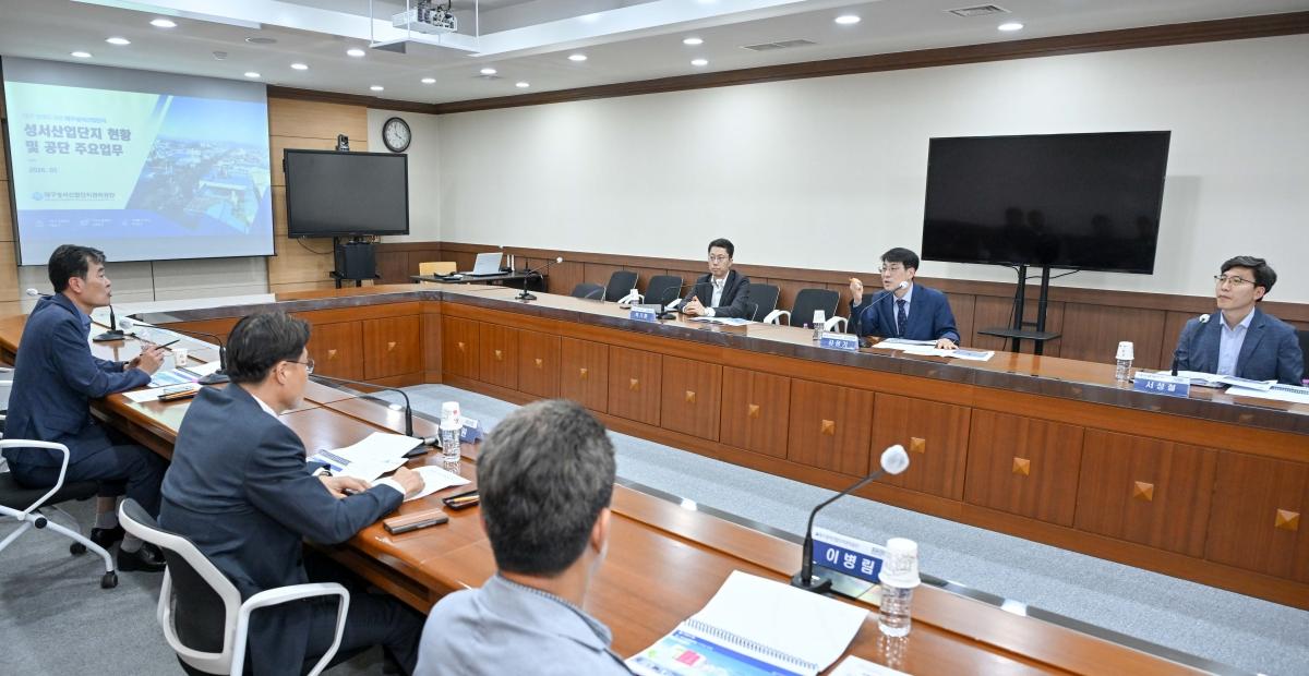 -김정기 대구광역시장 권한대행은 12일 달서구 성서관리공단을 방문해 산업단지 운영 현황과 현장 애로사항을 청취했다. (사진 = 대구광역시)