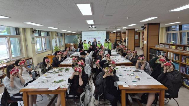 [NSP NEWS Image]군포 산본2동, 곡란중 학생 대상 ‘꽃·식물 테라피’ 특화사업 성료