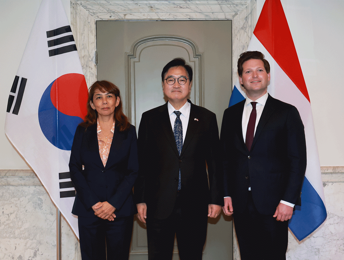 -우원식 의장이 네덜란드 상·하원의장 합동면담에 앞서 기념사진을 촬영하고 있다. 좌측이 메이 리 보스 상원의장, 우측이 톰 반 캄픈 하원의장. (사진 = 국회의장 공보 수석실)