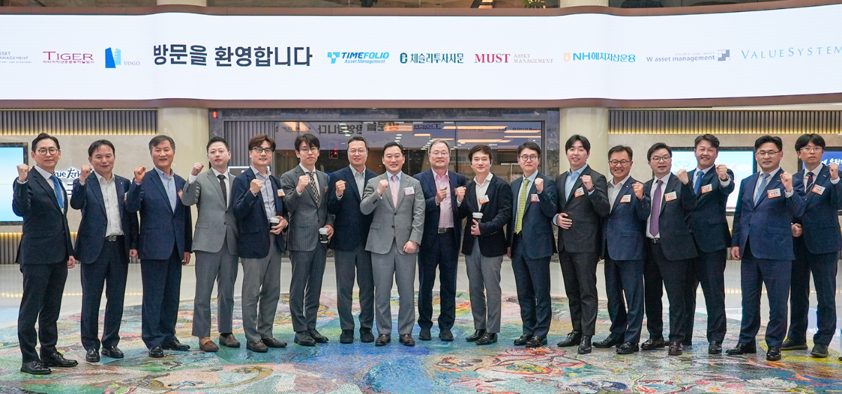 -12일 한국투자증권 여의도 본사에서 열린 ‘최고경영자(CEO) 네트워크 행사’에서 김성환 한국투자증권 사장(왼쪽 8번째)과 운용사·자문사 대표들이 기념촬영을 하고 있다. (사진 =