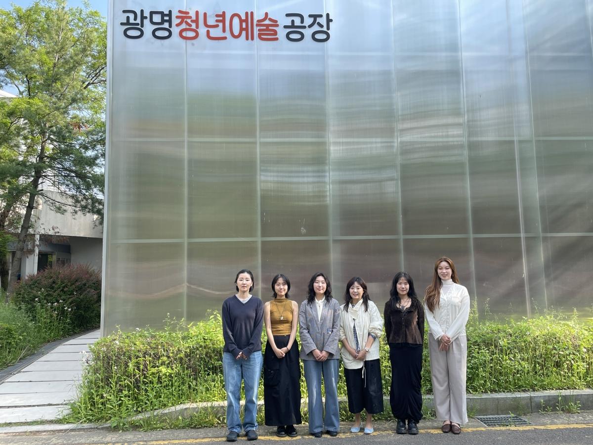-‘광명청년예술공장’ 2기 입주 작가들이 예술공장 앞에서 사진을 촬영하고 있다. (사진 = 광명시)