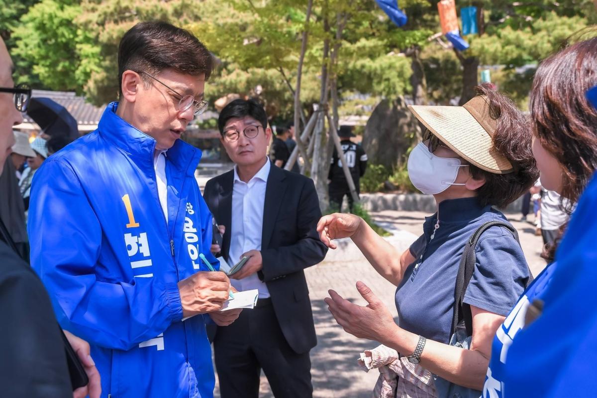 -현근택 더불어민주당 용인시장 후보가 시민의 민원 사항을 청취하고 있다. (사진 = 현근택 용인시장 후보 캠프)