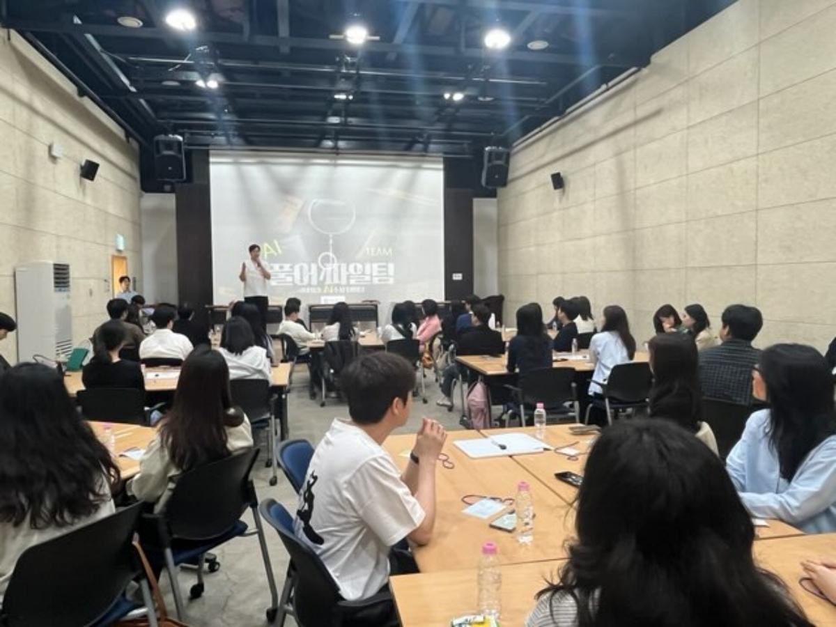 -김중업건축박물관 교육관에서 8·9급 저연차 공무원 40여명을 대상으로 저연차 공무원 리텐션 교육을 실시하고 있다. (사진 = 안양시)
