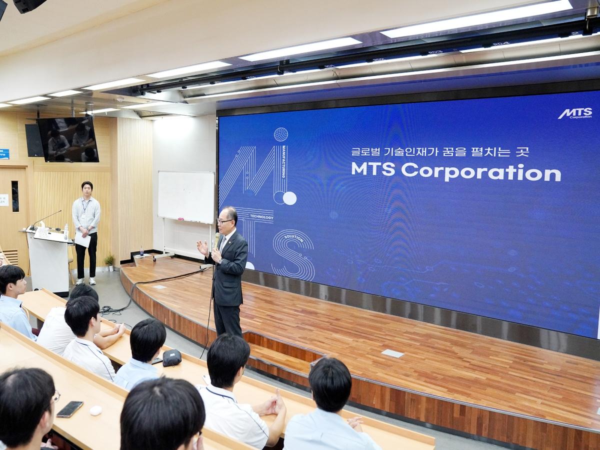 -영남이공대학교는 11일과 12일 2일간 교내 천마스퀘어와 컴퓨터정보관, 전자관에서 지역 특성화고 및 마이스터고 학생들을 대상으로 ‘MTS코퍼레이션 채용설명회’를 개최했다. (사진 