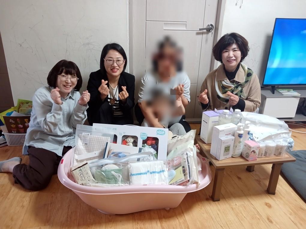 -장흥군 드림스타트가 출산을 앞두거나 최근 출산한 대상 가정을 찾아 맞춤형 출산용품을 지원하고 있다. (사진 = 장흥군)