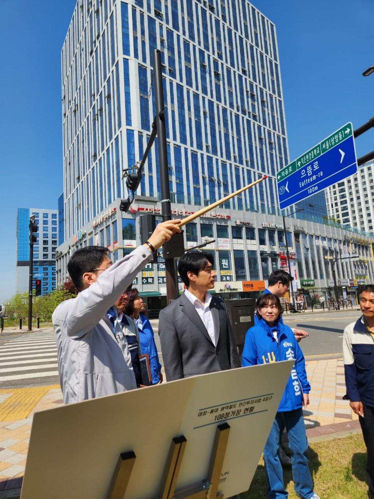 -덕은지구 현장을 방문한 한준호 의원(왼쪽 두번째)이 정연일 경기도의원 후보, 차지현·송금희 고양시의원 후보와 함께 현장 관계자들과 공사 부지 주변을 점검하고 있다. (사진 = 한준