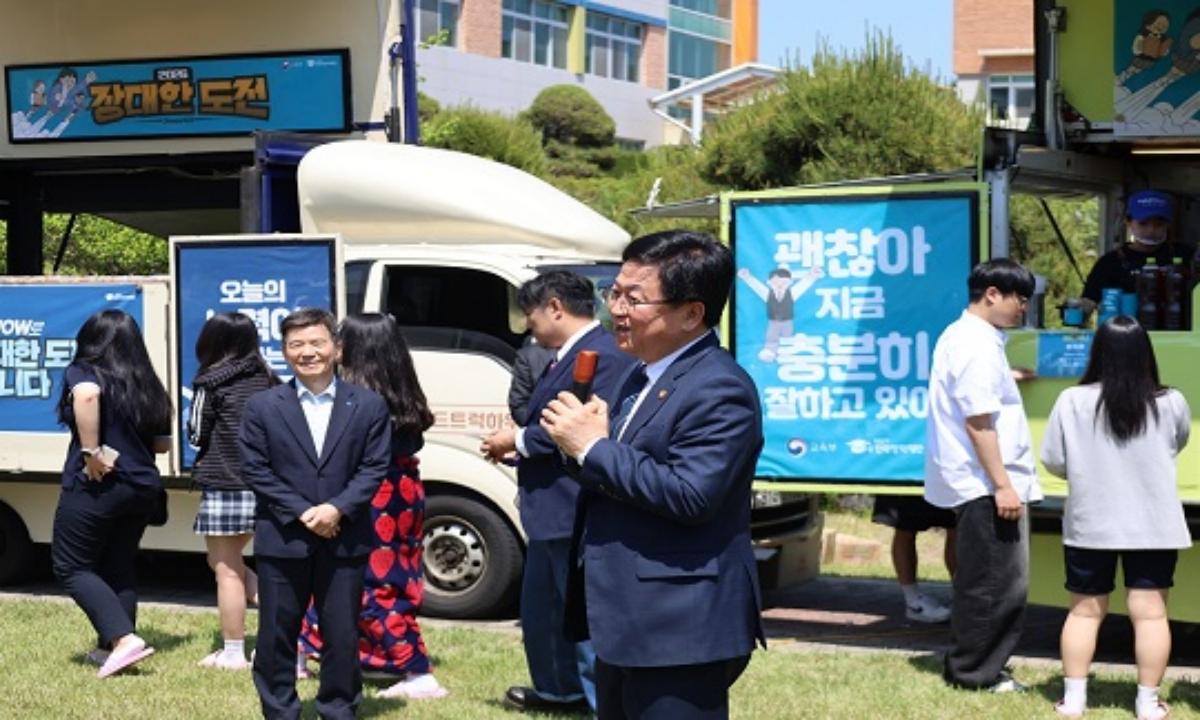 -한국장학재단은 지난 13일 서대전여자고등학교를 시작으로 전국 10개 고등학교를 직접 찾아가는 ‘장대한 도전’ 응원 캠페인에 나섰다고 밝혔다. (사진 = 한국장학재단)