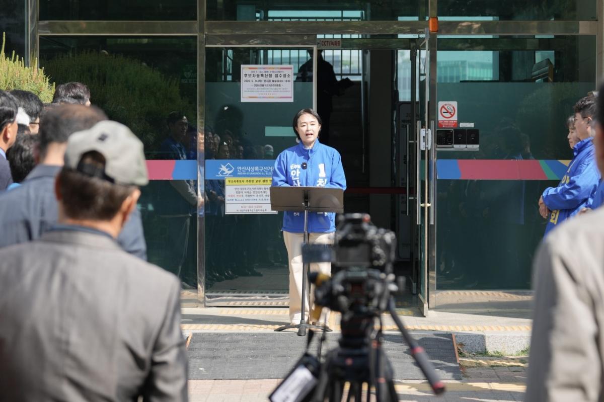 -후보 등록을 마친 천영미 민주당 안산시장 후보가 선거 출마 소회를 밝히고 있다. (사진 = 천영미 후보 캠프)