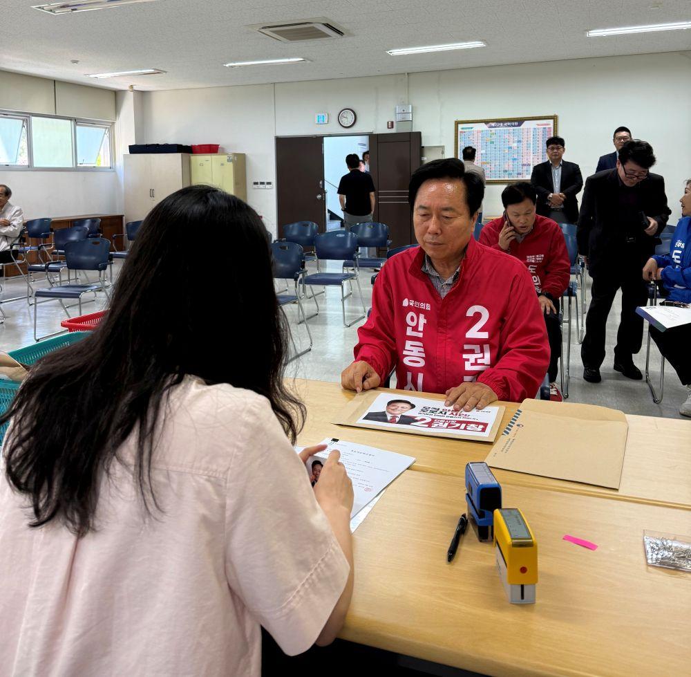 -권기창 안동시장 후보 공식 등록 “검증된 실력으로 중단 없는 안동 발전 이끌 것”, 국민의힘 원팀 압승으로 안동 발전 완성할 것, 보수 대결집 선포, “오직 안동, 오로지 시민만