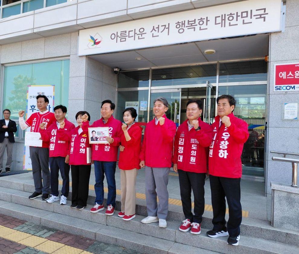 -권기창 후보는 국민의힘 소속 경북도의원 및 안동시의원 후보들과 함께 선관위를 찾아 동반 등록을 진행하며 6월 3일 지방선거에서 국민의힘 ‘원팀’의 승리를 다짐했다. (사진 = 권기
