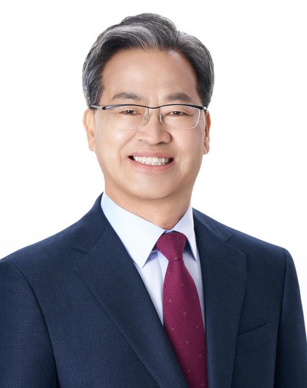 -오도창 국민의힘 영양군수 후보가 14일 영양군 선거관리위원회를 방문해 제9회 전국동시지방선거 영양군수 후보 등록을 공식 완료했다. (사진 = 오도창 국민의힘 영양군수 후보 캠프)