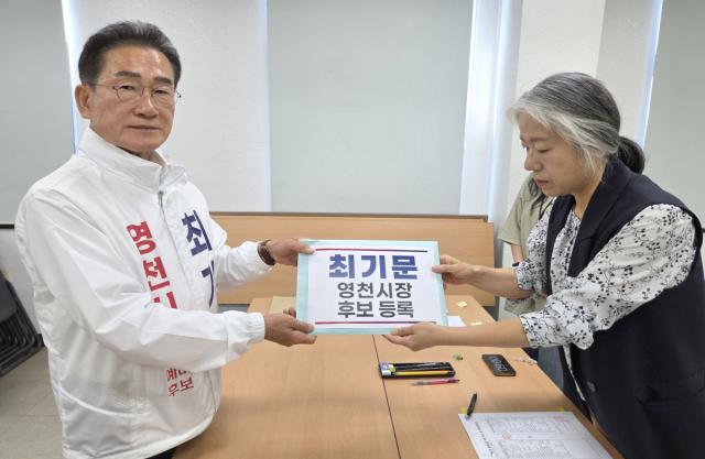 [NSP NEWS Image][6.3지방선거]무소속 최기문 영천시장 후보, 영천시선관위 후보 등록 완료... 본격 선거전 돌입